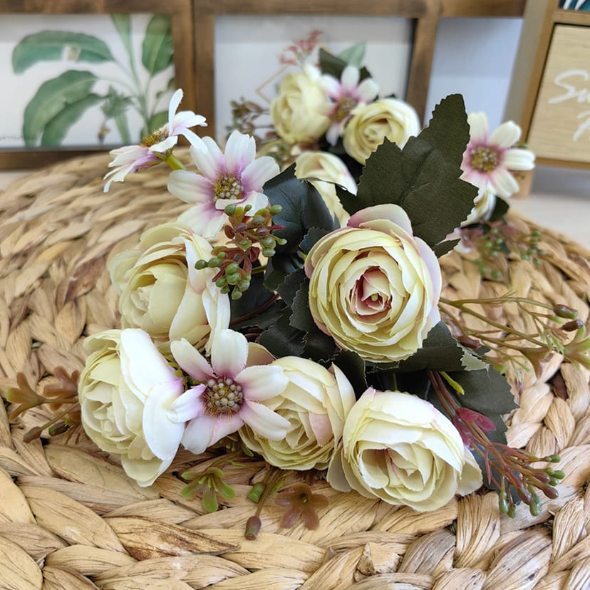 Искусственные цветы в Сочи | Цветы искусственные «Камелии с мелкоцветом», сиренево-молочные, букет
